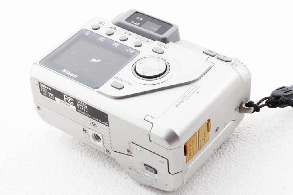 格安品◇Nikon COOLPIX 880 – Crew・actカメラ(ヒビノカメラ)
